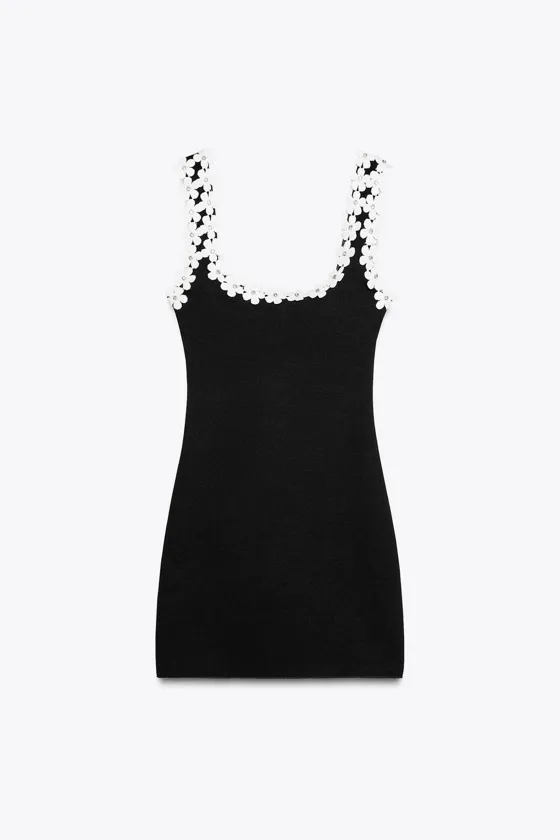 КОРОТКОЕ ПЛАТЬЕ С ДЕКОРАТИВНЫМИ ДЕТАЛЯМИ