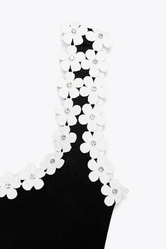 КОРОТКОЕ ПЛАТЬЕ С ДЕКОРАТИВНЫМИ ДЕТАЛЯМИ