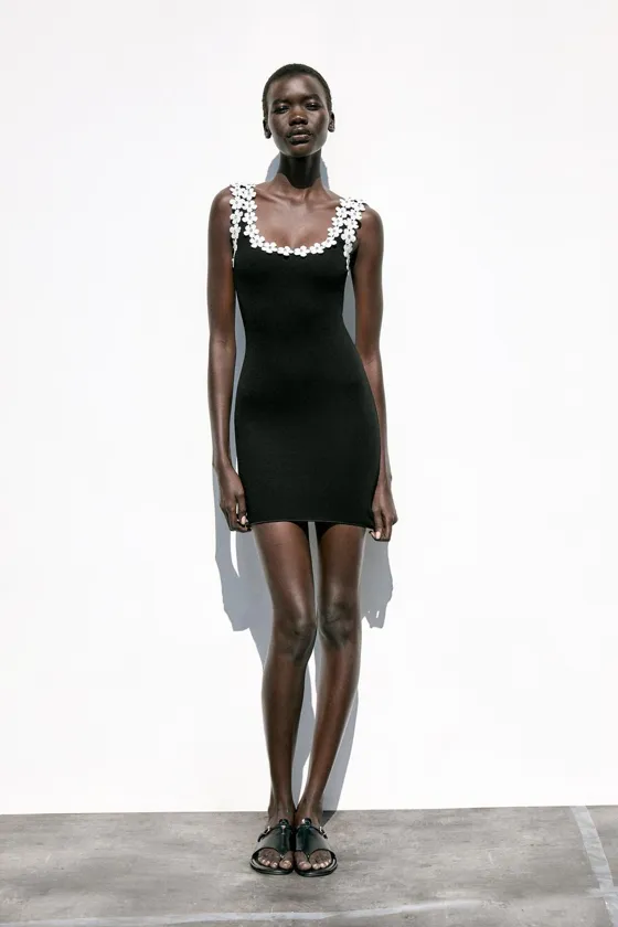 КОРОТКОЕ ПЛАТЬЕ С ДЕКОРАТИВНЫМИ ДЕТАЛЯМИ