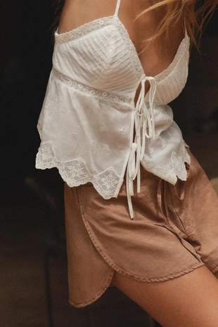 Топ с вышитыми бретелями