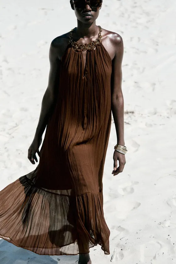 ПЛАТЬЕ МИДИ С ГОРЛОВИНОЙ ХАЛТЕР И КОЛЬЦАМИ