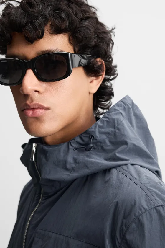 КУРТКА ИЗ ВЫСОКОТЕХНОЛОГИЧНОЙ ТКАНИ С КАПЮШОНОМ