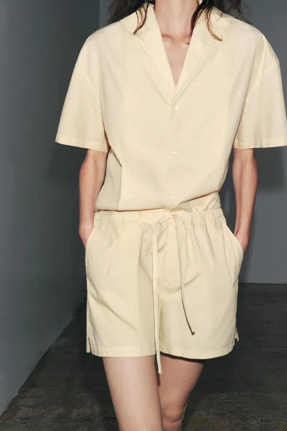 ШОРТЫ ИЗ ПОПЛИНА С ДЕКОРАТИВНОЙ СТРОЧКОЙ