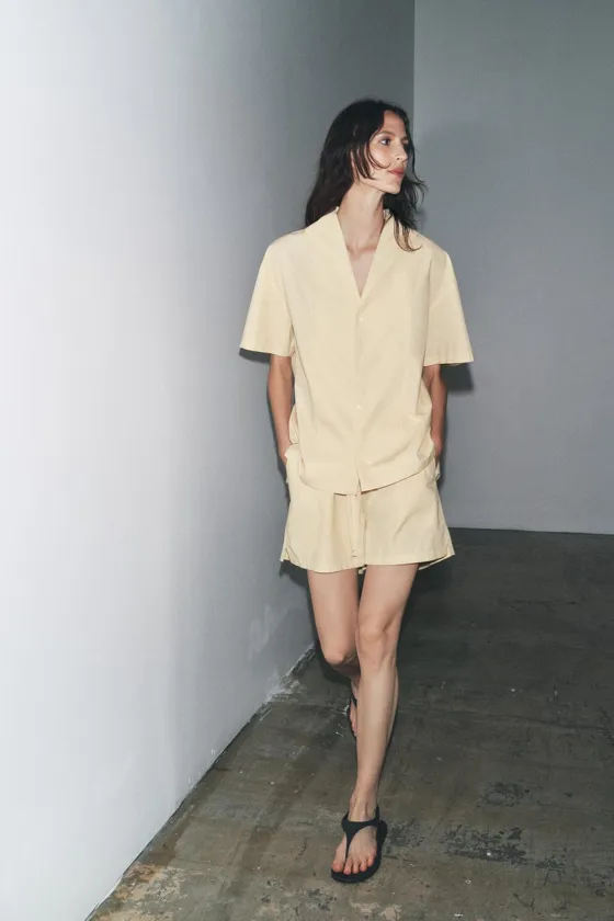 ШОРТЫ ИЗ ПОПЛИНА С ДЕКОРАТИВНОЙ СТРОЧКОЙ