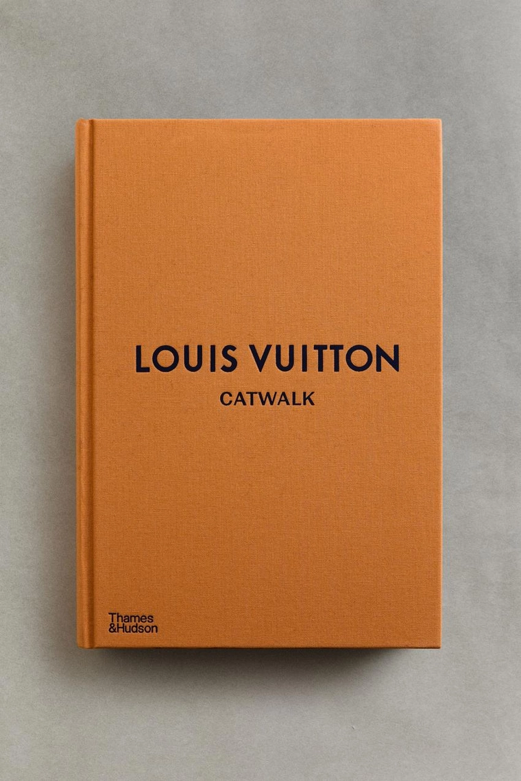 Louis vuitton catwalk book (на английском)