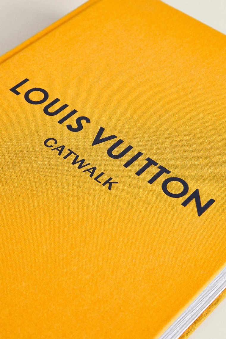 Louis vuitton catwalk book (на английском)