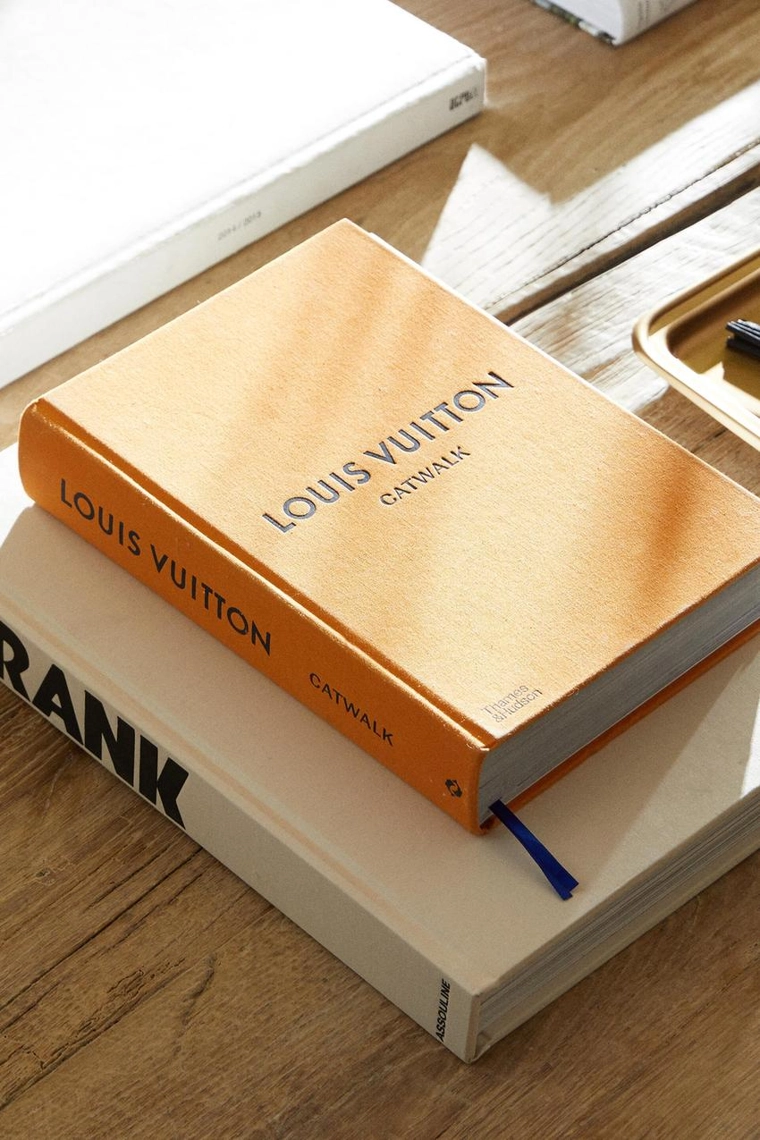 Louis vuitton catwalk book (на английском)