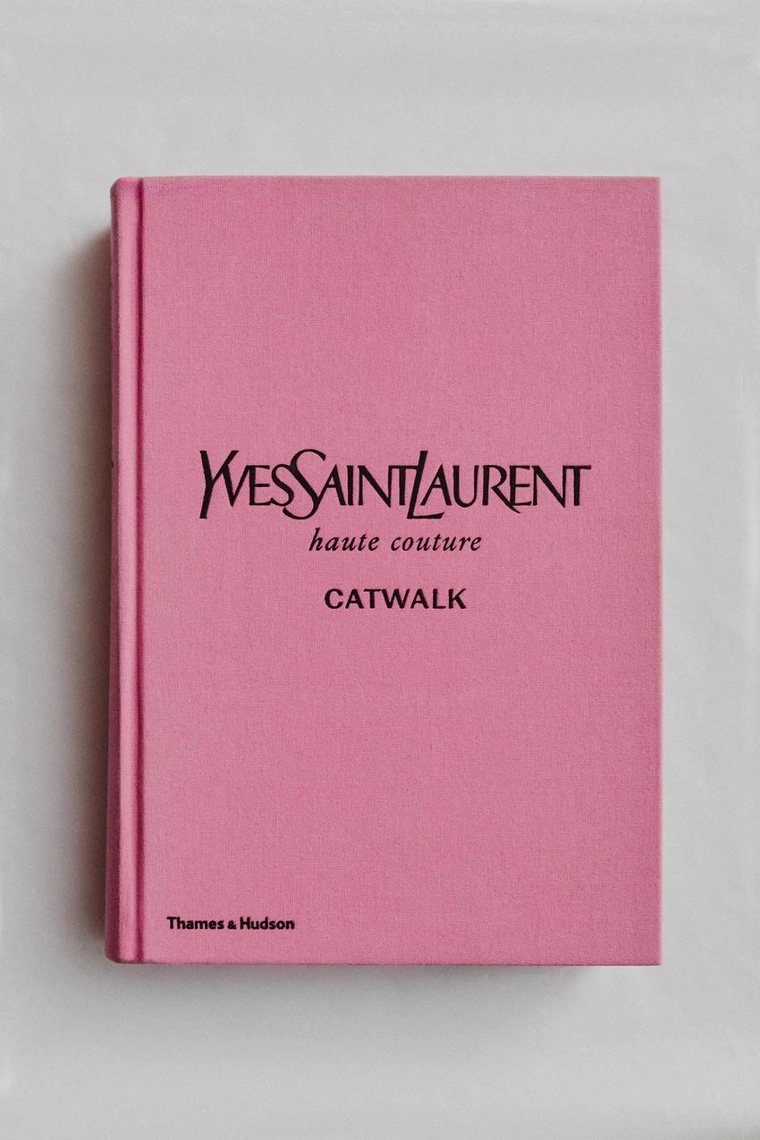 Книга yves saint laurent catwalk (на английском)