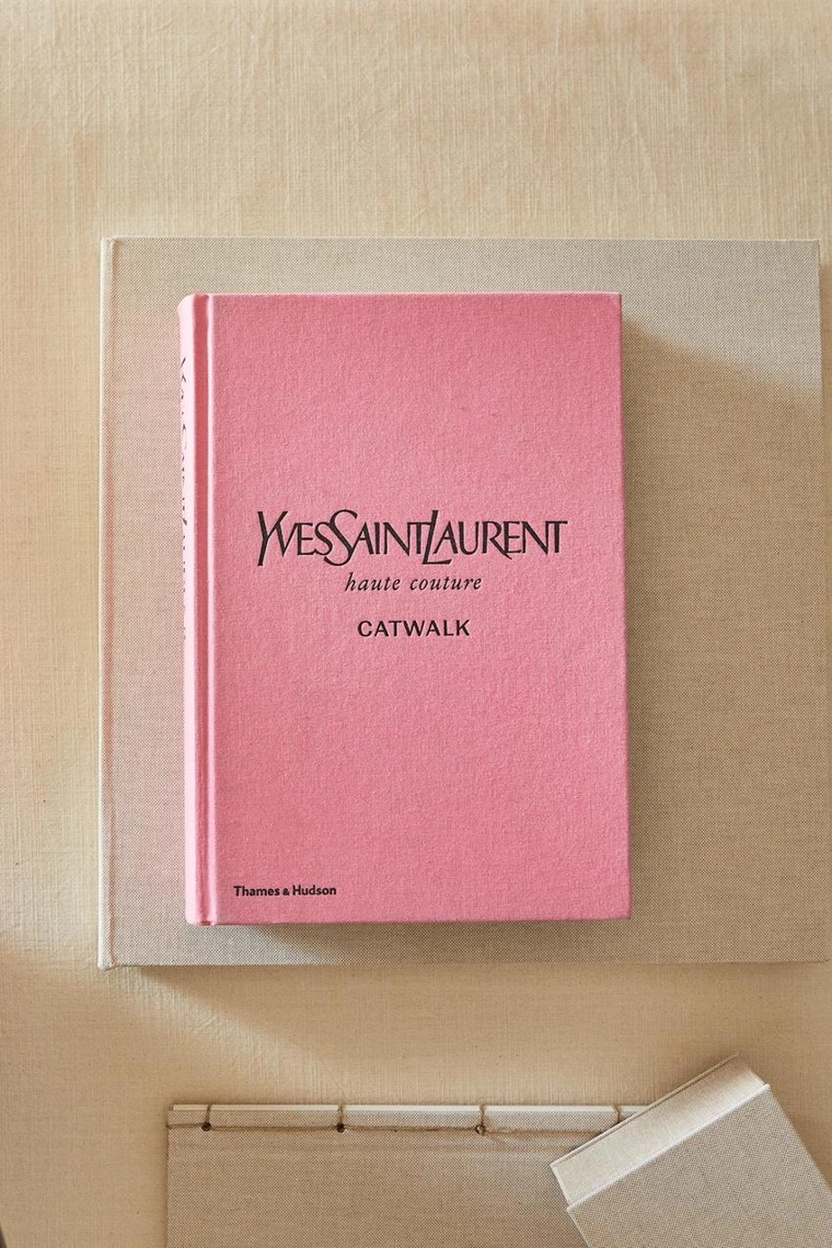 Книга yves saint laurent catwalk (на английском)