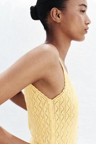 Трикотажный топ с воланами и перфорацией- Заказать в России