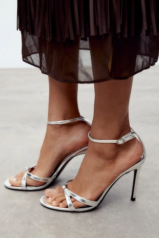 Босоножки с металлическим блеском- Заказать в России