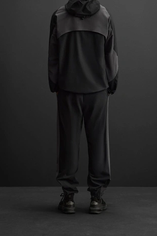 Брюки из высокотехнологичной ткани в стиле колор-блок- Заказать в России