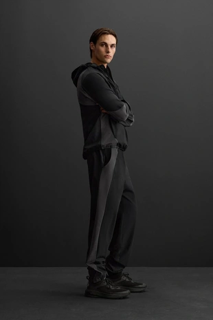 Брюки из высокотехнологичной ткани в стиле колор-блок- Заказать в России