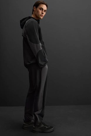 Брюки из высокотехнологичной ткани в стиле колор-блок- Заказать в России