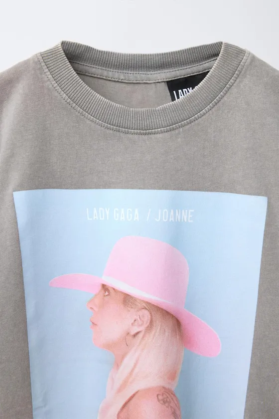 ФУТБОЛКА С ПРИНТОМ  LADY GAGA © И ЭФФЕКТОМ ПОТЕРТОСТИ