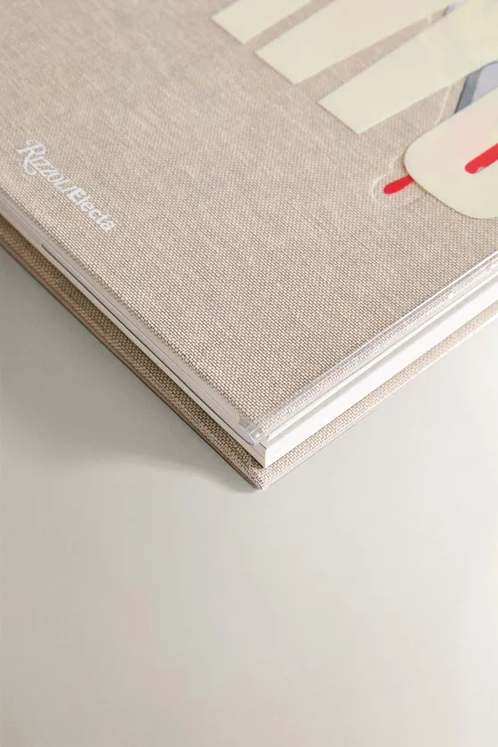 Книга kaws
