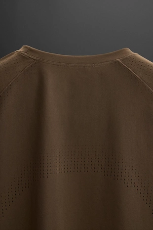 Футболка из рельефной ткани с перфорацией- Заказать в России