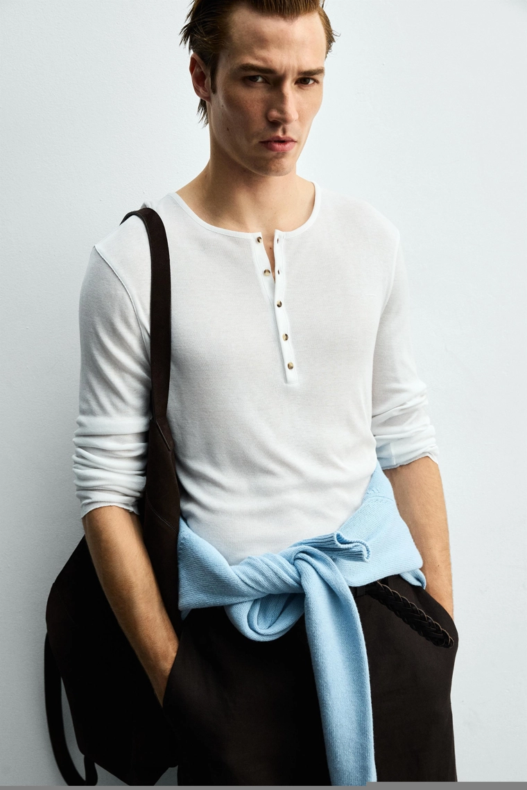 Фактурная футболка henley из вискозы