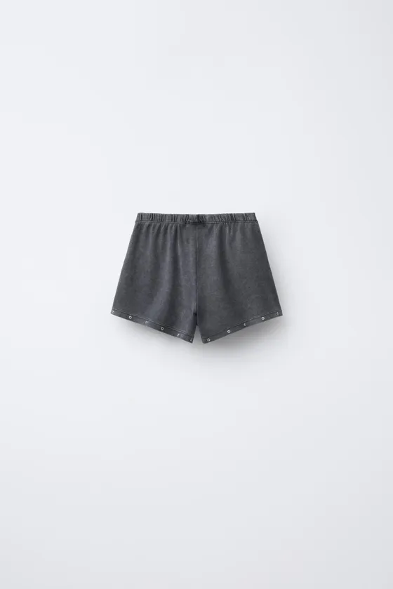 Шорты бермуды с потертым эфектом и заклепками