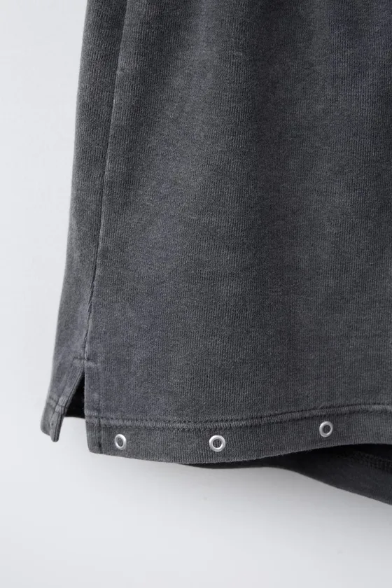 Шорты бермуды с потертым эфектом и заклепками