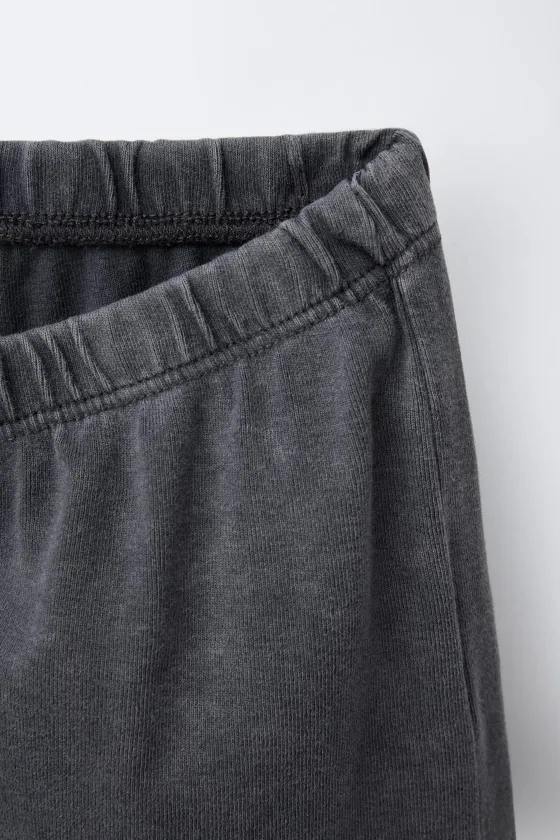 Шорты бермуды с потертым эфектом и заклепками