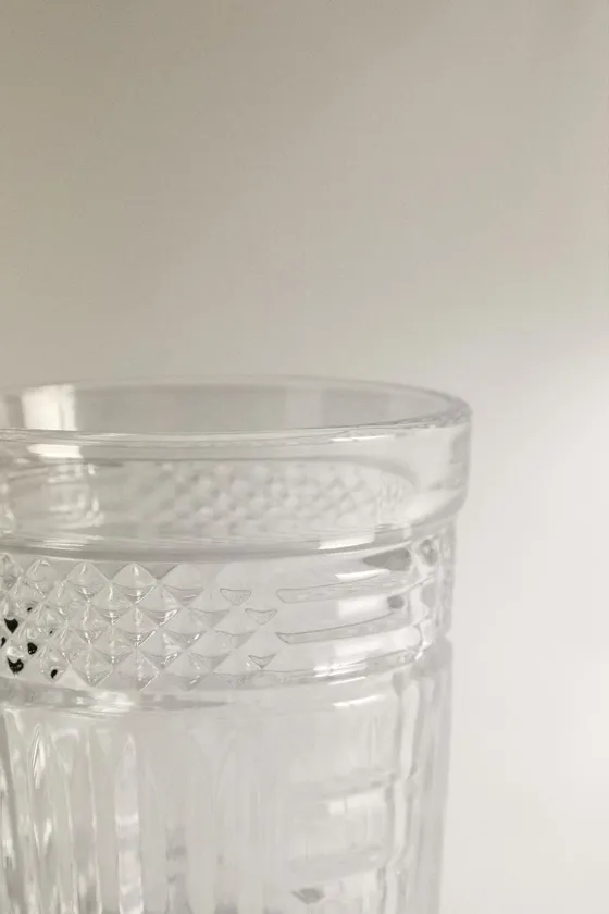 Стакан с рельефным рисунком из стекла