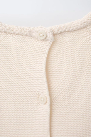 Свитер с декоративной строчкой и цветочной вышивкой- Заказать в России