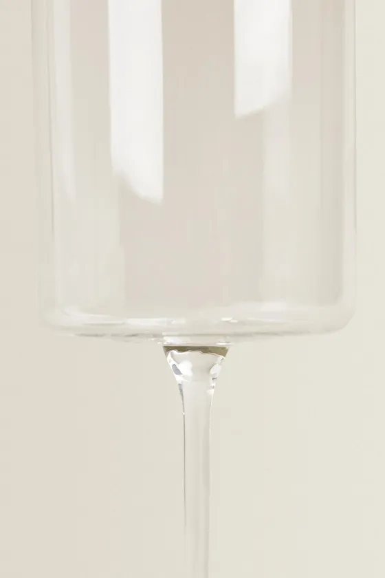 Прозрачный кристаллический бокал прямой формы