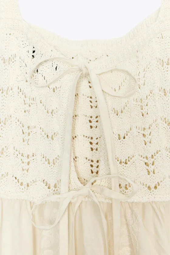 ТРИКОТАЖНОЕ ПЛАТЬЕ С КОНТРАСТНЫМИ ДЕТАЛЯМИ