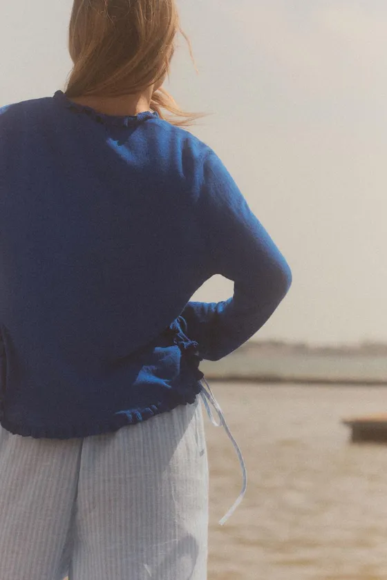 ТРИКОТАЖНЫЙ КАРДИГАН С ВОЛАНАМИ