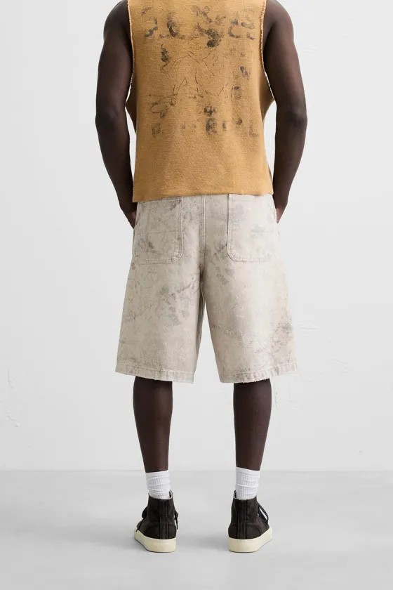 БЕРМУДЫ С ЭФФЕКТОМ ПОТЕРТОСТИ И АБСТРАКТНЫМ ПРИНТОМ