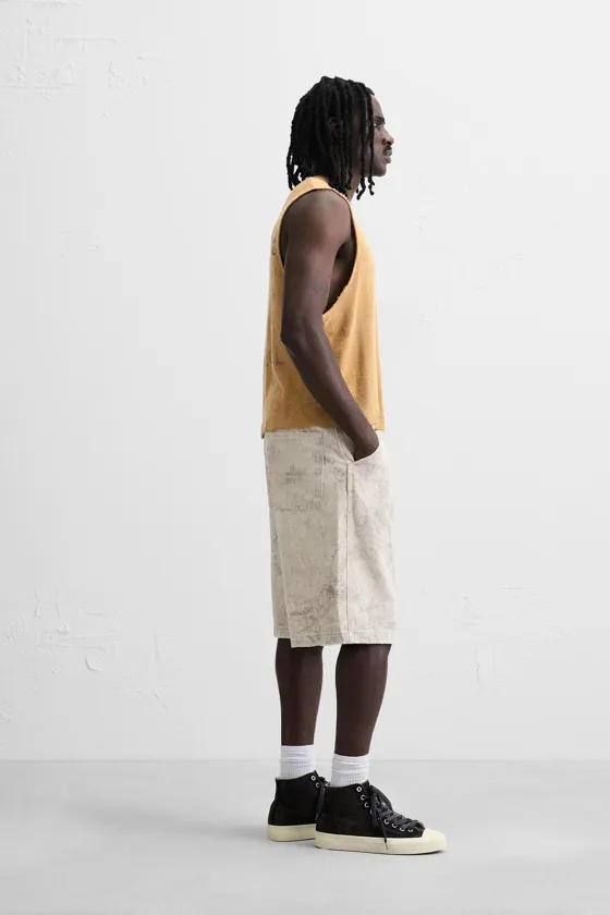 БЕРМУДЫ С ЭФФЕКТОМ ПОТЕРТОСТИ И АБСТРАКТНЫМ ПРИНТОМ