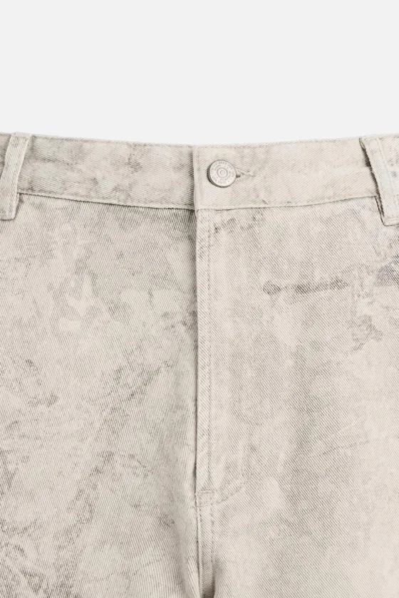 БЕРМУДЫ С ЭФФЕКТОМ ПОТЕРТОСТИ И АБСТРАКТНЫМ ПРИНТОМ