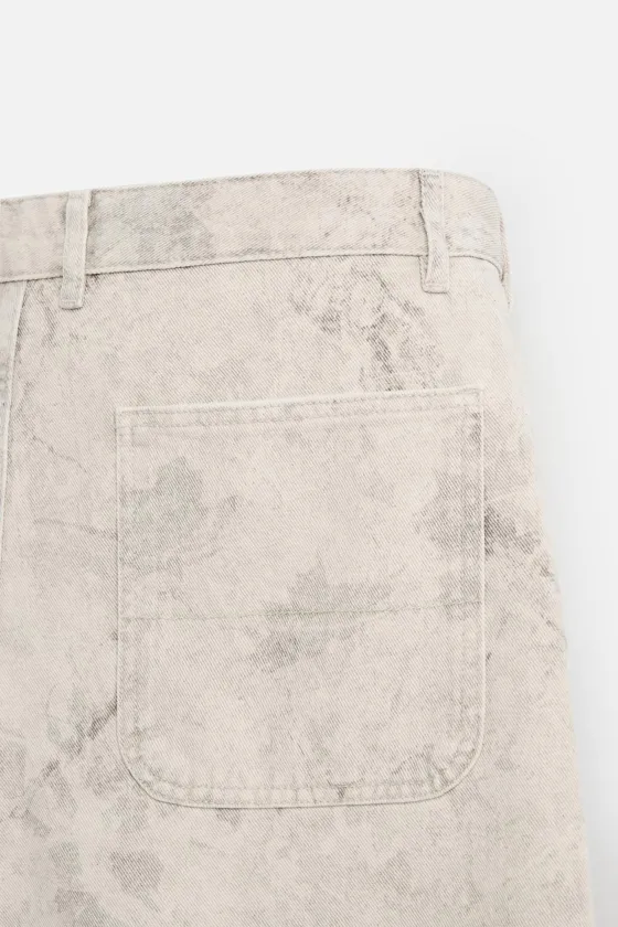 БЕРМУДЫ С ЭФФЕКТОМ ПОТЕРТОСТИ И АБСТРАКТНЫМ ПРИНТОМ