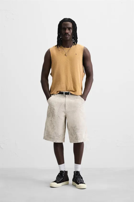 БЕРМУДЫ С ЭФФЕКТОМ ПОТЕРТОСТИ И АБСТРАКТНЫМ ПРИНТОМ