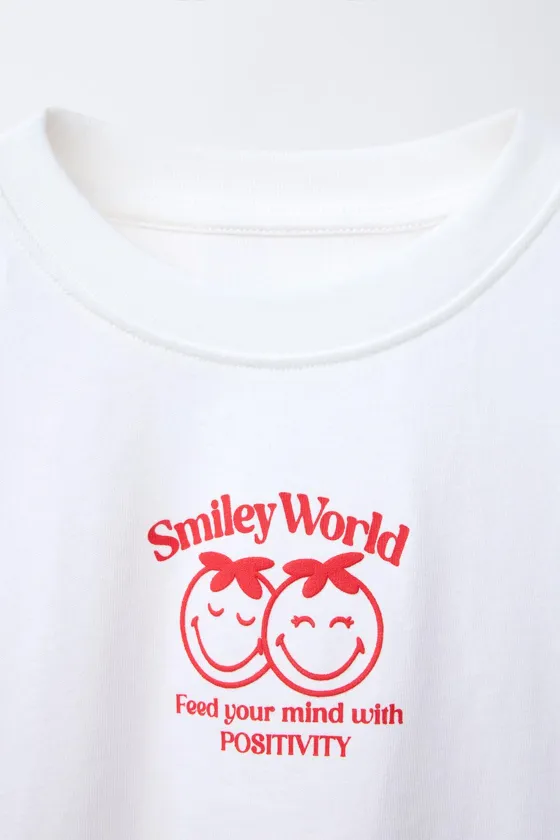ФУТБОЛКА С ПРИНТОМ И НАШИВКОЙ SMILEYWORLD ®