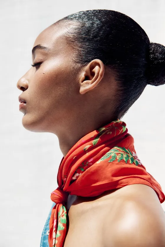 ХЛОКОВЫЙ ШАРФ С ВЫШИВКОЙ