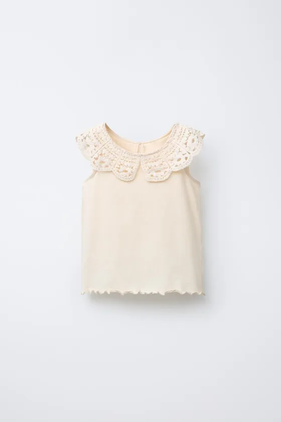 ФУТБОЛКА С ВЯЗАНЫМ КРЮЧКОМ ВОРОТНИКОМ