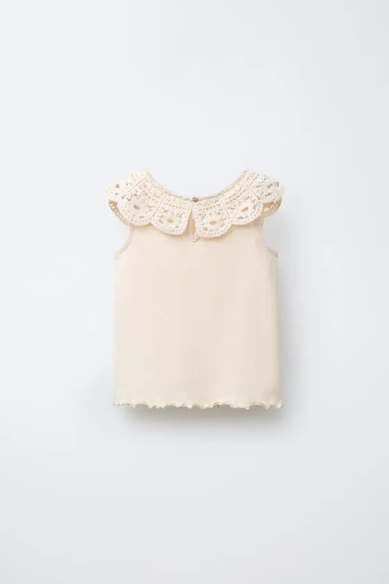 ФУТБОЛКА С ВЯЗАНЫМ КРЮЧКОМ ВОРОТНИКОМ