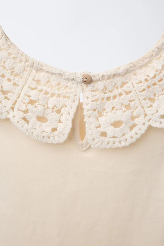 ФУТБОЛКА С ВЯЗАНЫМ КРЮЧКОМ ВОРОТНИКОМ