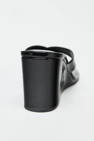 Лакированные босоножки на танкетке- Заказать в России