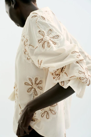 Блуза из рельефной ткани с вышивкой- Заказать в России