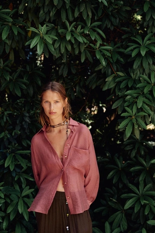 Рубашка оверсайз из струящейся полупрозрачной ткани- Заказать в России