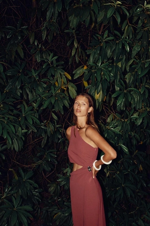 Платье миди асимметричного кроя с декоративной деталью- Заказать в России