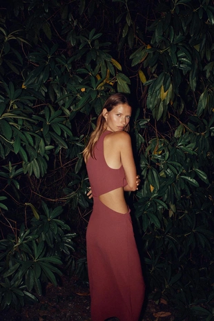 Платье миди асимметричного кроя с декоративной деталью- Заказать в России