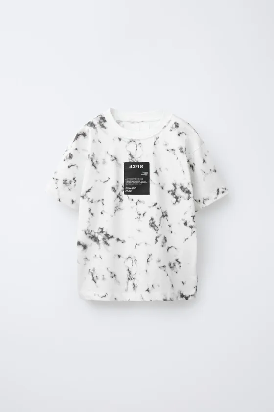 ФУТБОЛКА В СПОРТИВНОМ СТИЛЕ С ПРИНТОМ ТАЙ-ДАЙ