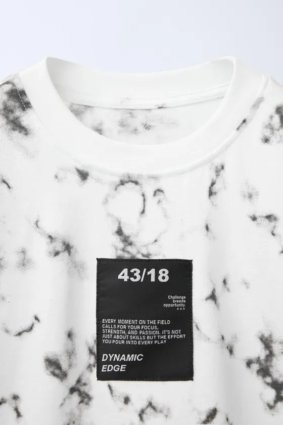 ФУТБОЛКА В СПОРТИВНОМ СТИЛЕ С ПРИНТОМ ТАЙ-ДАЙ