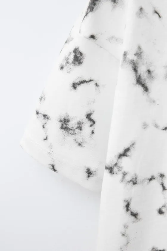 ФУТБОЛКА В СПОРТИВНОМ СТИЛЕ С ПРИНТОМ ТАЙ-ДАЙ