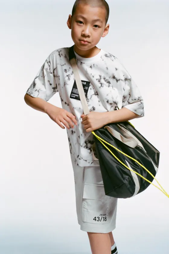 ФУТБОЛКА В СПОРТИВНОМ СТИЛЕ С ПРИНТОМ ТАЙ-ДАЙ