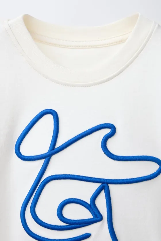 ФУТБОЛКА С РЕЛЬЕФНЫМ ПРИНТОМ